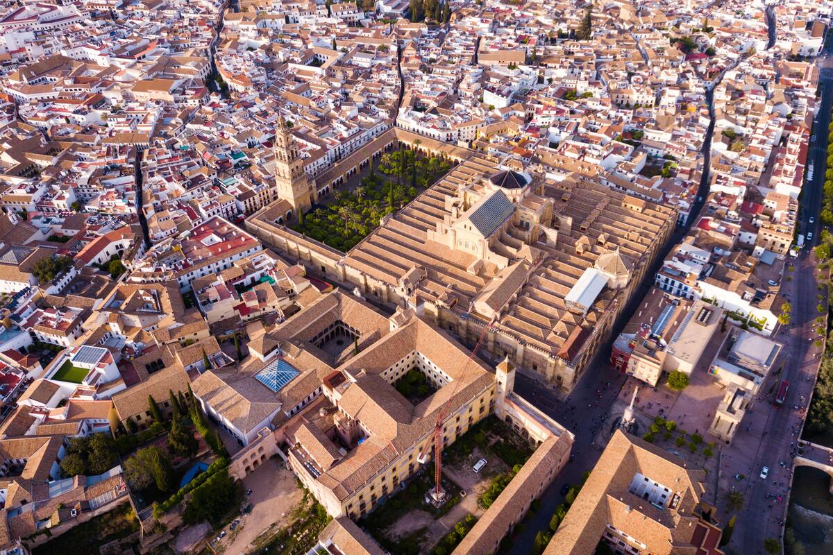 En Córdoba (España) hasta el momento se encuentran en construcción unas 2000 nuevas viviendas, de ellas 1100 se realizan en el nuevo barrio de Fuente de la Salud