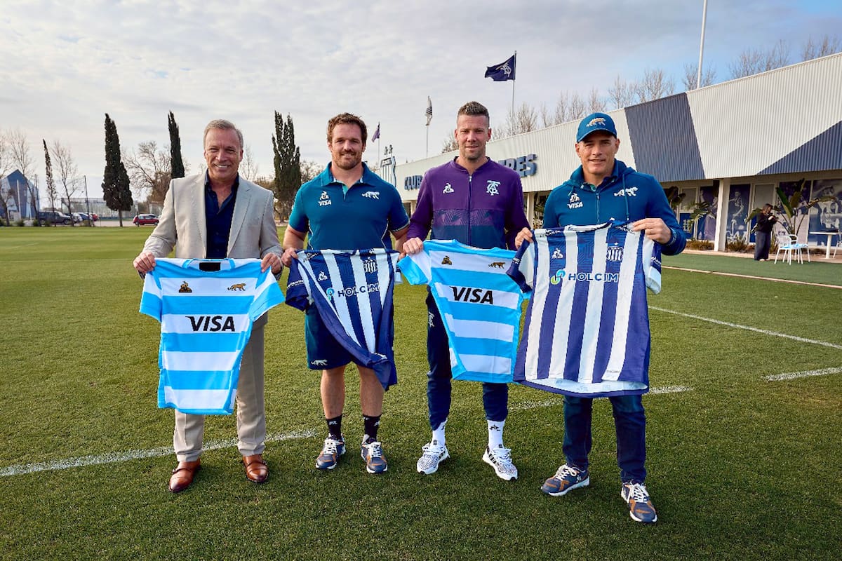 En Córdoba, los Pumas se entrenan en el club Talleres, cuyo presidente, Andrés Fassi, posa con los capitanes Julián Montoya (rugby) y Guido Herrera (fútbol) y el entrenador (ruggy) Felipe Contepomi.