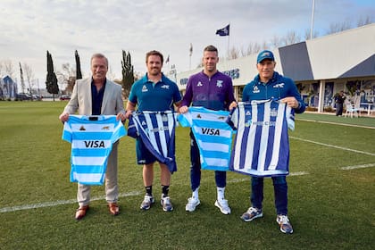 En Córdoba, los Pumas se entrenan en el club Talleres, cuyo presidente, Andrés Fassi, posa con los capitanes Julián Montoya (rugby) y Guido Herrera (fútbol) y el entrenador (ruggy) Felipe Contepomi.