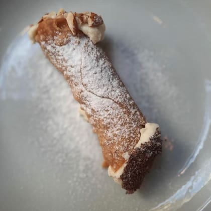 En Cosi mi Piace proponen cerrar la experiencia de la vera pizza romana con un buen cannoli.