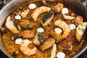 El origen de uno de los platos más comunitarios y los secretos de los restaurantes porteños