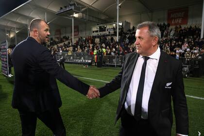 En cruce de miradas y un saludo entre Michael Cheika, que dirige a los Pumas, e Ian Foster, que dejará la conducción de los All Blacks luego del Mundial.