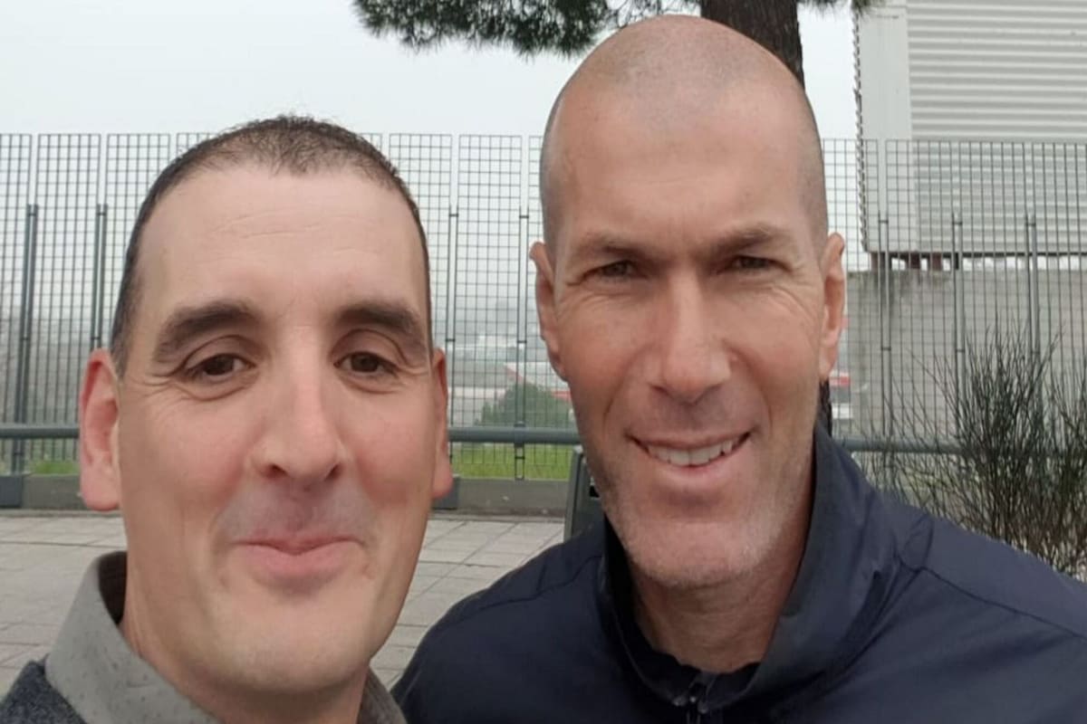 En cuanto reconoció que Zinedine Zidane lo había chocado, aprovechó el momento para sacarse una foto junto a él. Crédito: La Voz de Galicia