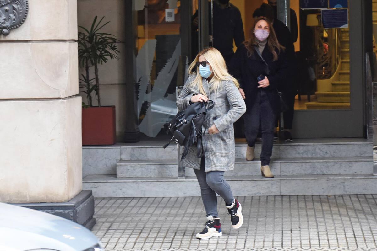 En cuanto supieron que su padre estaba mal, Cora y su hermana, Mariana, viajaron a Santa Fe para estar a su lado. Recién regresaron a Buenos Aires, donde viven, cuando el expiloto fue enviado a casa