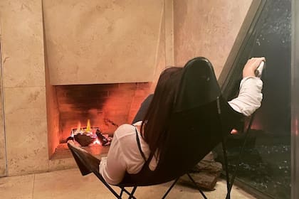 En cuarentena, el espacio cobró protagonismo como este rincón frente al hogar