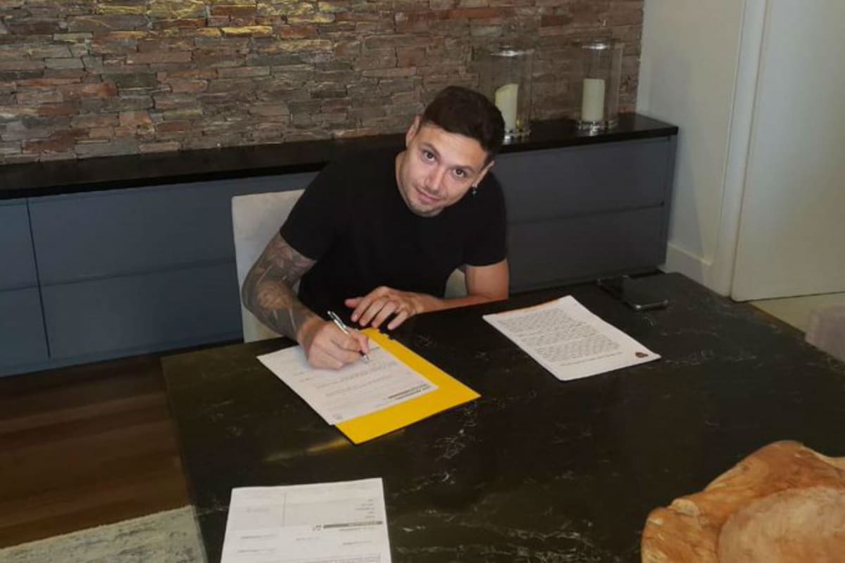 En cuarentena, Mauro Zárate firmó su contrato con Boca desde su casa