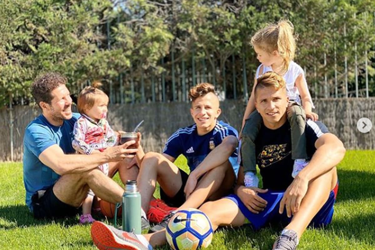 En cuarentena: Simeone en el parque de su casa de las afueras de Madrid, con sus pequeñas hijas Francesca y Valentina y Gianluca y Giuliano, dos de los tres mayores. Solo falta Giovanni, que está en Italia