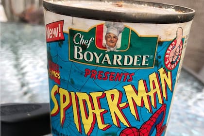 En cuarentena un usuario experimentó abrir una lata con fecha de vencimiento en 1995 y el resultado fue desagradablemente viral