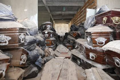 En cuatro galpones del Cementerio Municipal de La Plata encontraron al menos 501 ataúdes y unas 200 bolsas de consorcios con restos humanos sin identificación