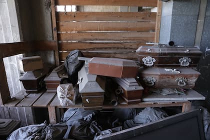 En cuatro galpones del Cementerio Municipal de La Plata encontraron 501 ataúdes y unas 200 bolsas de consorcios con restos humanos y la mayor parte estaba sin identificación.