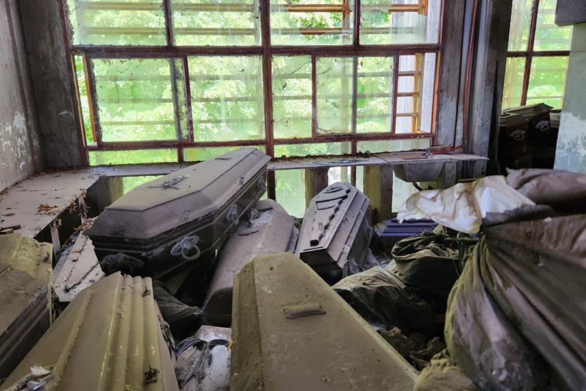 En cuatro galpones encontraron ataúdes arrumbados