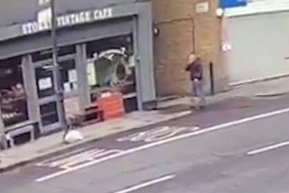 En cuestión de segundo, el techo del local se desmoronó detrás del hombre