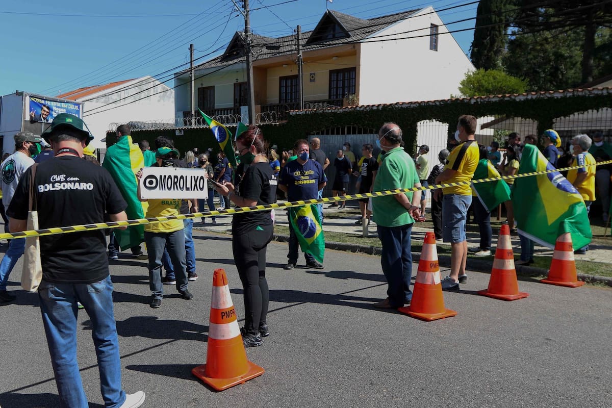 En Curitiba, el exministro declaró en la investigación por presunta interferencia política del presidente en la Policía Federal; el líder ultraderechista lo llamó "Judas"