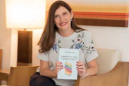 En Curitiba, Luciana logró hallar a su vez el tiempo para transformar un deseo oculto en una realidad: escribir su primer libro, Laberintos Educativos: 18 preguntas con reflexiones desde las inteligencias múltiples. que vio la luz en marzo de 2023.