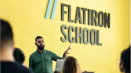 En cursos presenciales se aprenden habilidades más allá de la programación y la informática.