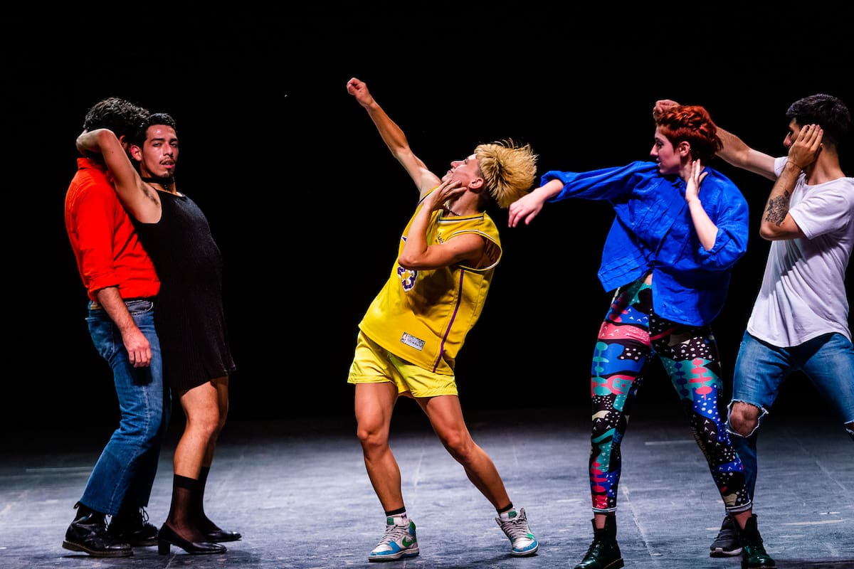 En Dancing Buenos Aires la coreógrafa suiza Alexandra Bachzetsis junto a performers locales despliega su interés por trabajar sobre la gestualidad y ciertos movimientos corporales ligados con el universo cotidiano