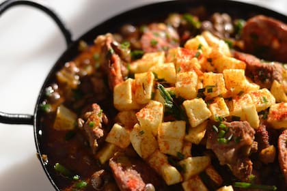 En De Lucia, entre las tapas, también el locro