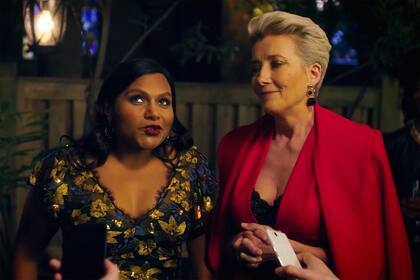 En De noche con Kate, estreno de HBO Go, Emma Thompson interpreta a la única conductora mujer de los ciclos de medianoche norteamericanos y Mindy Kaling, a su nueva guionista