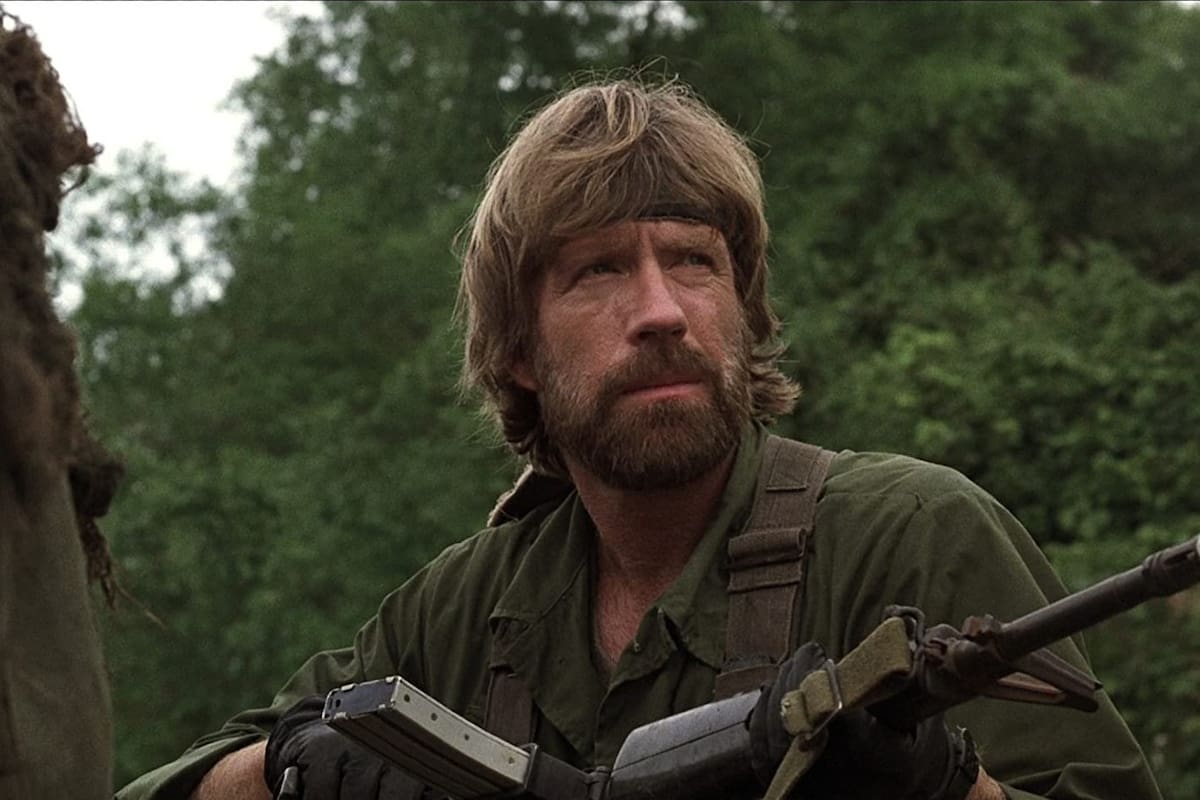 En Desaparecido en acción Norris se interna en VIetnam para rescatar a sus compañeros secuestrados por el enemigo