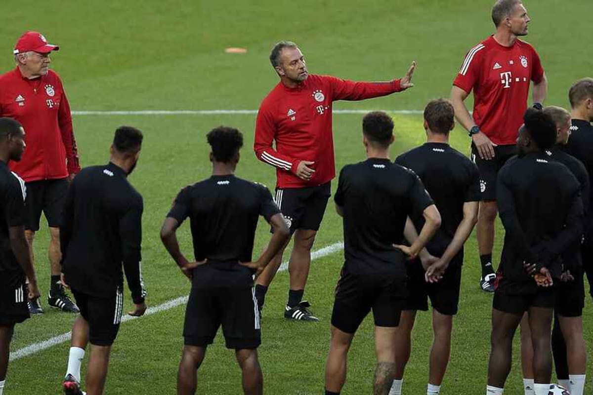 En diálogo con los jugadores de Bayern, que este domingo jugarán la final de la Champions League contra Paris Saint-Germain.
