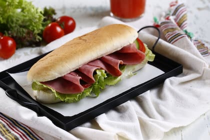 En días de calor, a comer fresco y con la mano. Porque todo es más rico entre panes, ¡prohibidos los cubiertos!