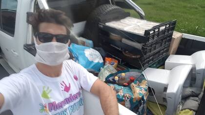 En días de pandemia, Garcé trabaja en su merendero. Aquí se lo ve llevando alimentos