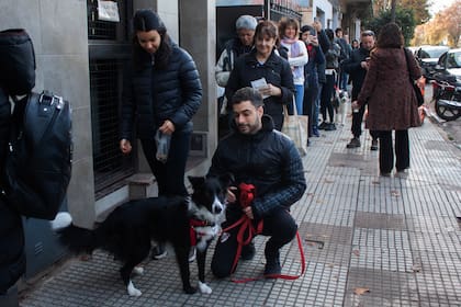 En días especiales, como el Día del Padre, la cola recorre la avenida Juan B. Justo