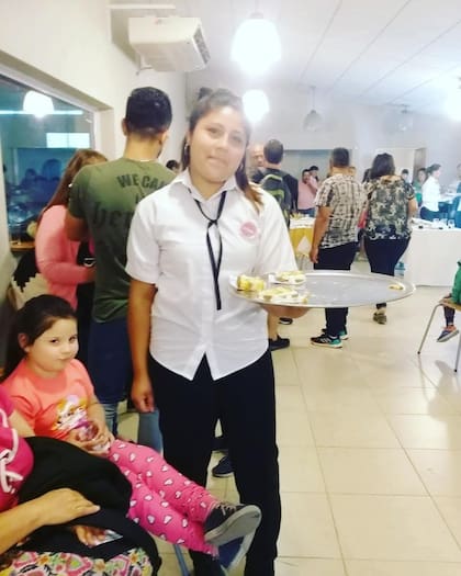 En diciembre de 2018, Damaris egresó de las capacitaciones de camarera profesional y ayudante de cocina. "Esta foto marcó un antes y un después en mi vida, tuve un progreso personal que jamás imaginé", comenta Damaris.