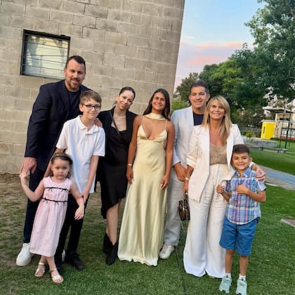 En diciembre de 2025, Uma terminó el secundario y toda su familia asistió a su graduación (Foto: Instagram @amaliagranata)