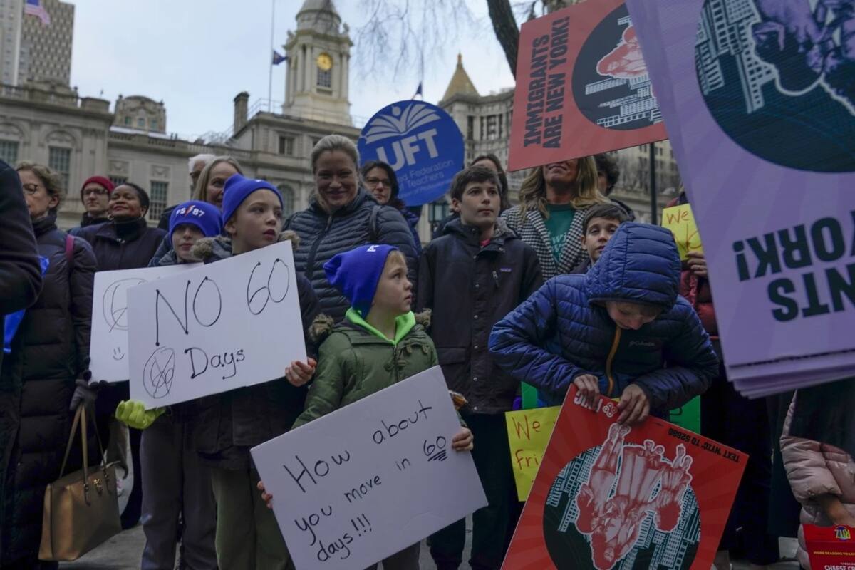 En diciembre, familias migrantes y sus defensores se manifestaron para poner fin al límite de 60 días para estar en los refugios de Nueva York