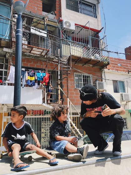 En diciembre pasado, de visita en el bowl de la escuelita de skate del Barrio 31, en Retiro