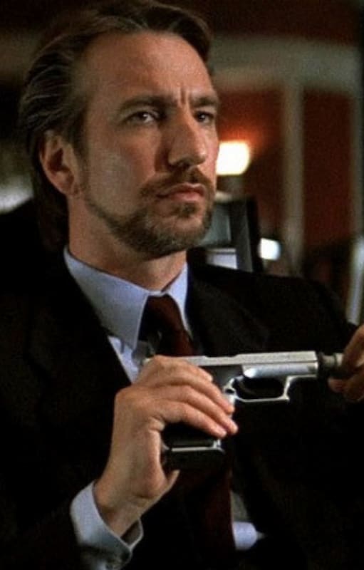 Alan Rickman como el memorable villano de Duro de matar, Hans Gruber