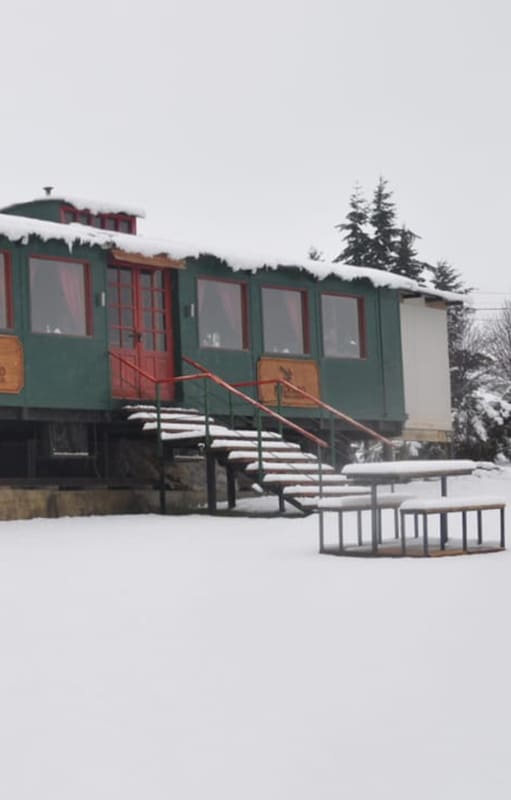 En Dina Huapi, a pocos metros de la ruta 237 y con envidiables vistas hacia los Andes y el lago Nahuel Huapi, un vagón de tren de primera clase llama la atención