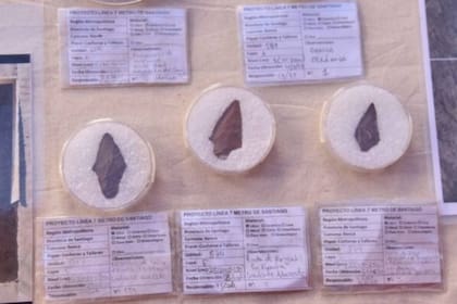 En diversas excavaciones para realizar una línea nueva de subte en Santiago de Chile se encontraron muchos restos arqueológicos, como estas puntas de flecha de piedra