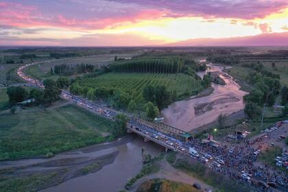 En diversas rutas de la provincia, cientos de vecinos realizaron una banderazo, a la espera de la derogación de la ley, prevista para hoy en la Legislatura provincial.
