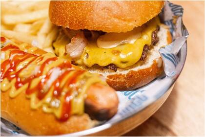 En Dogg House se puede elegir agregar un Hot Dogg para acompañar la hamburguesa y las papas (Foto: Instagram @dogg_house)