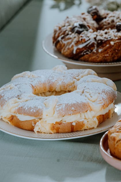 En Dos Escudos la más pedida es la rellena de crema diplomata (combinación de pastelera y chantilly)