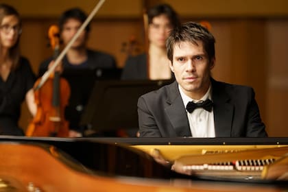En Dos pianos, la música funciona como un idioma emocional, el único capaz de expresar aquello que los personajes son incapaces de verbalizar