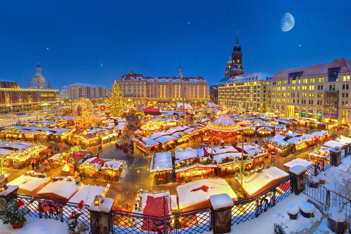 En Dresden, la feria navideña de Striezzelmark, en la plaza Altmark, es una tradición de casi 600 años