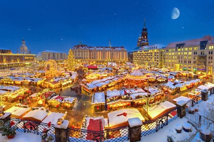 En Dresden, la feria navideña de Striezzelmark, en la plaza Altmark, es una tradición de casi 600 años