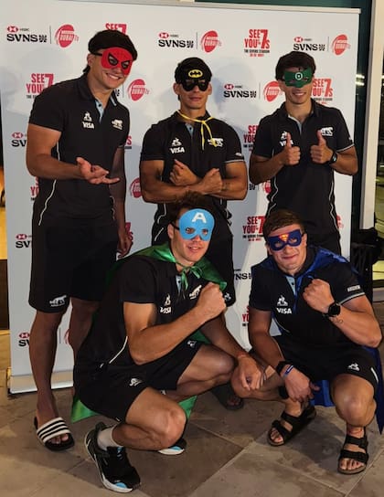 En Dubái, un momento de diversión de los cinco Pumas 7s nuevos; además de Batac y Morales, están Sebastián Dubuc, Valentín Maldonado y Martiniano Arrieta.