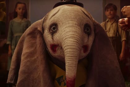 En Dumbo, Burton repite la fórmula utilizada en Alicia en el país de las Maravillas.