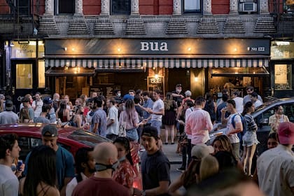 En East Village, al sur de Manhattan, una multitud se paseó por distintos bares y restaurantes de la zona el último fin de semana