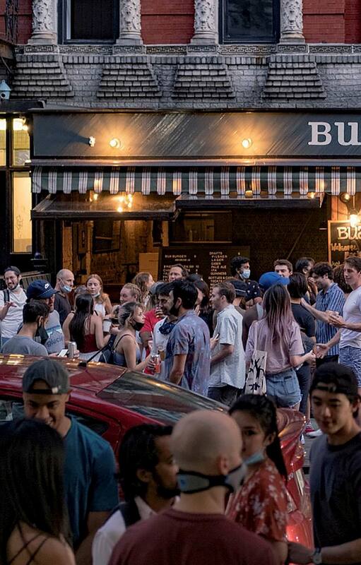 En East Village, al sur de Manhattan, una multitud se paseó por distintos bares y restaurantes de la zona el último fin de semana