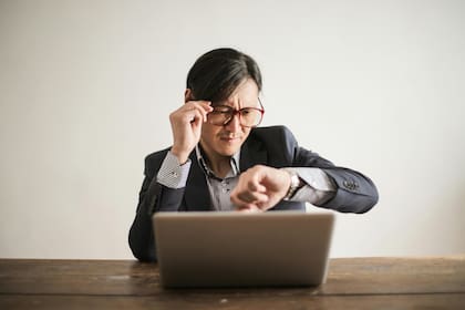 En EE.UU. el pago de horas extras solo aplica para los trabajadores no exentos con jornadas de 40 horas semanales o más (Pexels/Andrea Piacquadio)