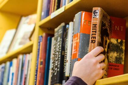 En EE.UU. investigan una red de supremacistas blancos que comparte recursos relacionados con los nazis para la educación en casa