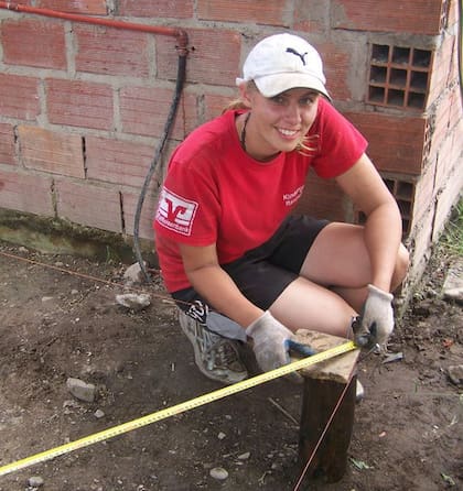 En el 2011, construyendo con Un Techo para mi País.