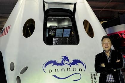 En el 2014 Elon Musk presentó en Los Ángeles la nave Dragon V2, con el fin de transportar astronautas a la EEI