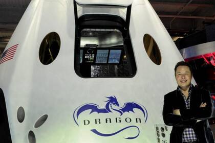 En el 2014 Elon Musk presentó en Los Ángeles la nave Dragon V2, con el fin de transportar astronautas a la EEI.