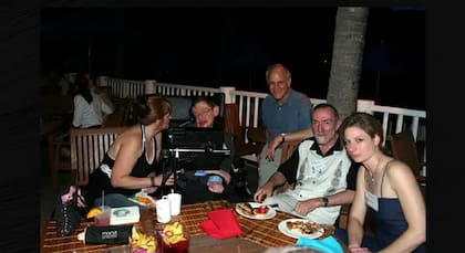 En el 2015 aparecieron imágenes del científico alojado en la isla caribeña de Epstein conocida como "Isla Paedo"
